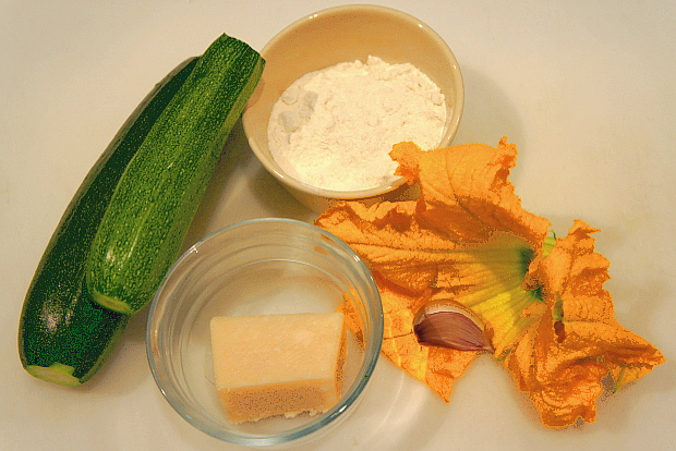 Zucchini, Blüte, Frucht, Knoblauch, Käse, Mehl © Copyright by PANORAMO BlogDSC06773