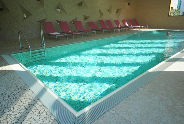 Beheizter Innen-Pool des Wellness Hotel Saint Nicolas & Spa in Remich 