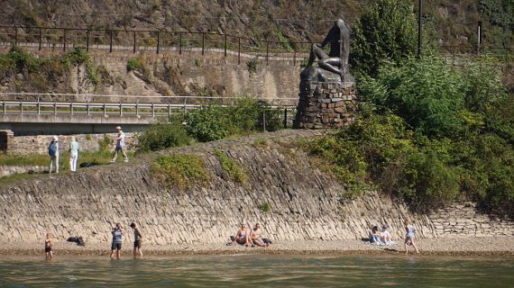 Figur der Loreley am Rhein Foto © Copyright Karl-Heinz Haenel 