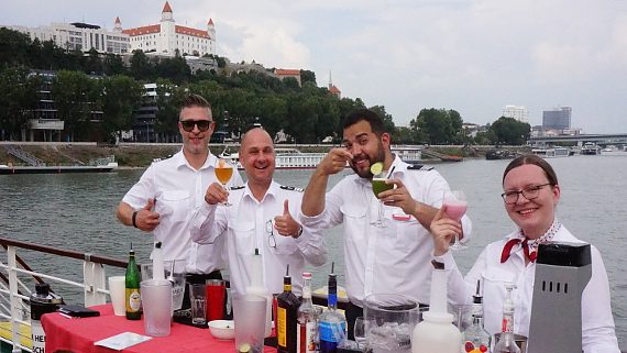 Cocktails auf dem Achterdeck nach dem Ablegen in Bratislava © Copyright Karl-Heinz Hänel