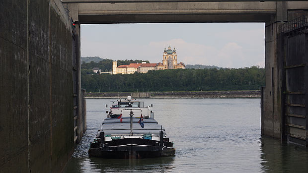 Auf der Donau nahe dem Stift Melk © Copyright Karl-Heinz Hänel